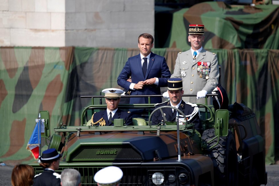 Prezident Francie Emmanuel Macron a vrchní velitel ozbrojených sil generál Francois Lecointre přijíždí na místo přehlídky u příležitosti oslav Dne Bastily v Paříži.