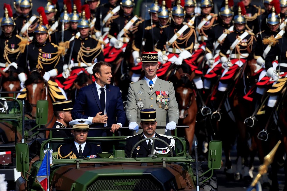 Francouzský prezident Emmanuel Macron a generál Francois Lecointre přijíždí na přehlídku v Paříži.