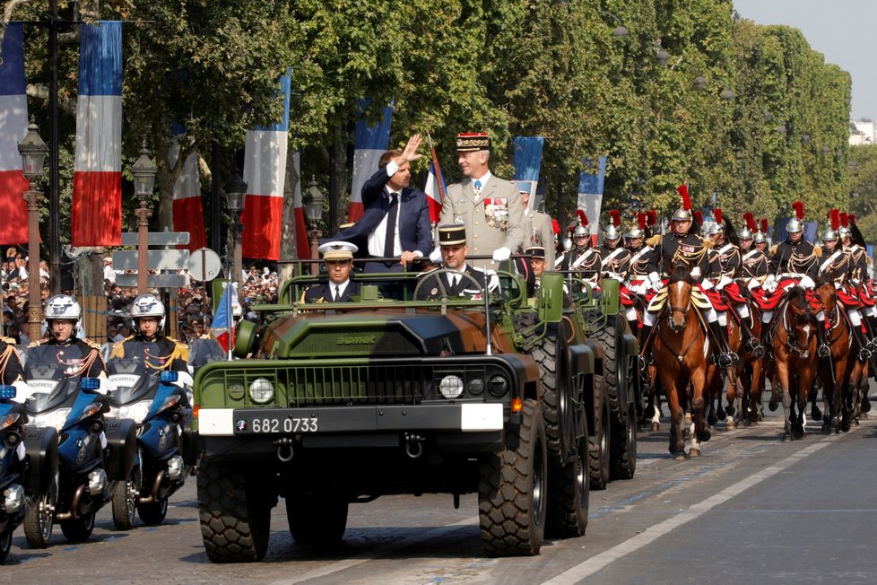 Francouzský prezident Emmanuel Macron a generál Francois Lecointre přijíždí na přehlídku v Paříži.