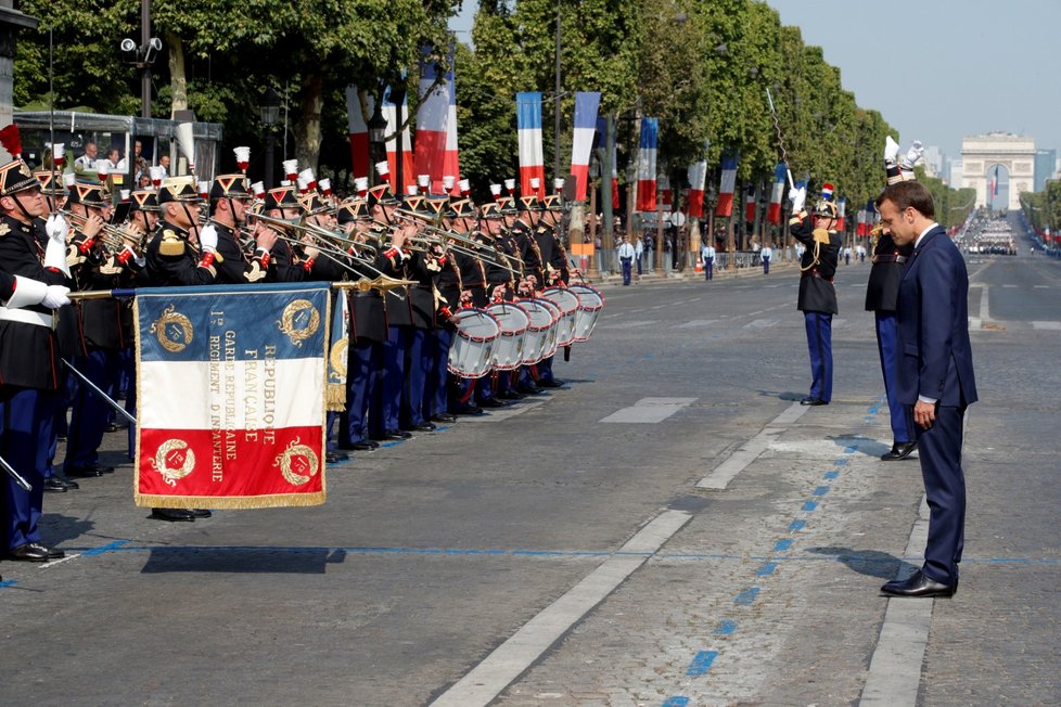 Tradiční vojenská přehlídka se uskutečnila na Champs, Elysees v Paříži. Účastnil se jí také prezident Emmanuel Macron.