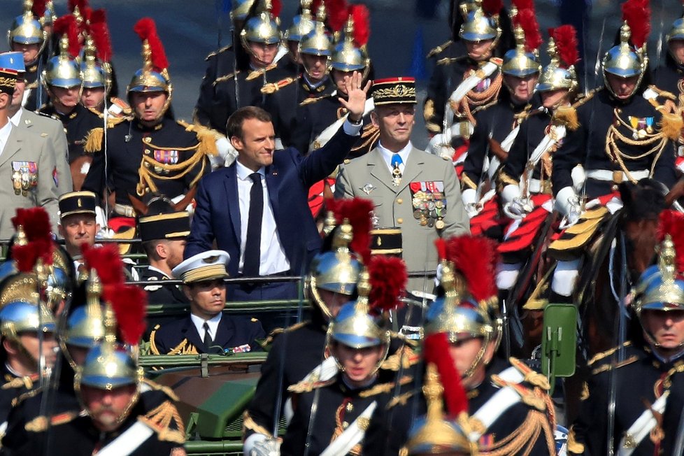 Francouzský prezident Emmanuel Macron a šéf francouzské armády generál Francois Lecointre přijíždí na vojenskou přehlídku v Paříži.