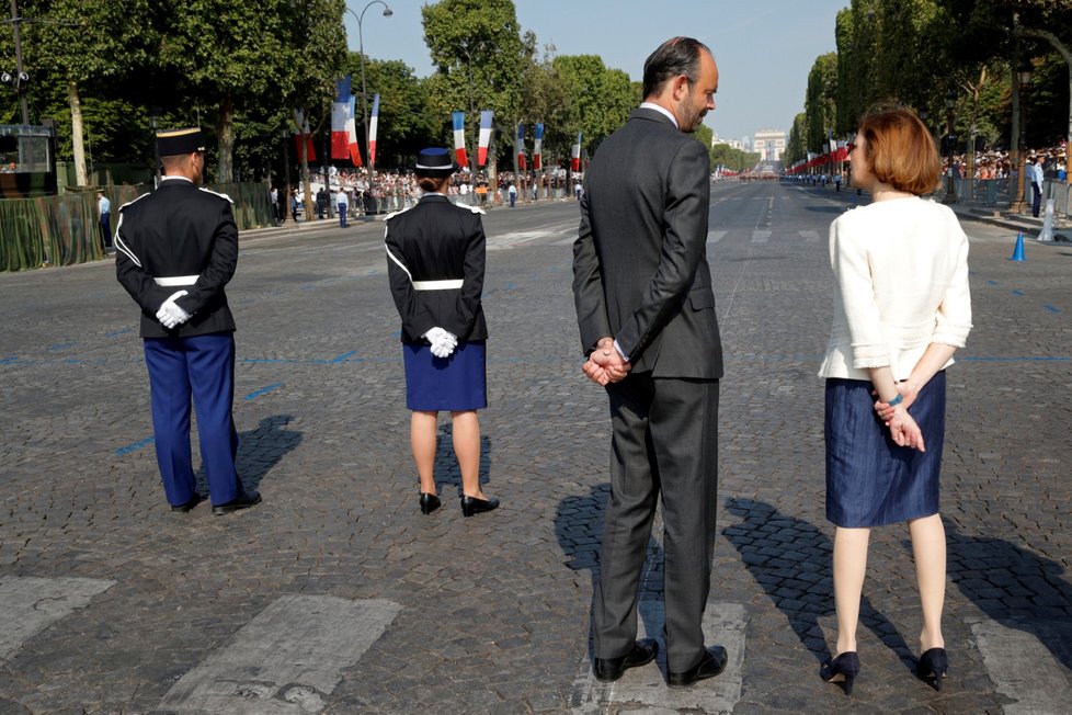 Premiér Francie Edouard Philippe a ministryně obrany Florence Parlyová na přehlídce v Paříži.