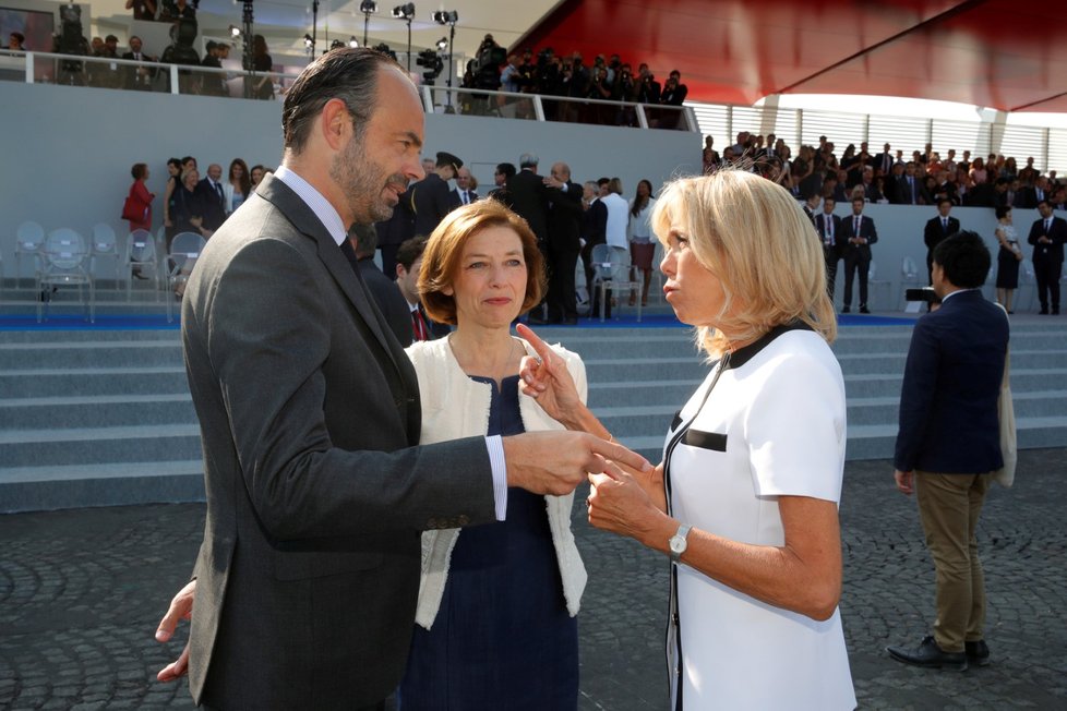 Premiér Francie Edouard Philippe a ministryně obrany Florence Parlyová mluví s první dámou Brigitte Macronovou.