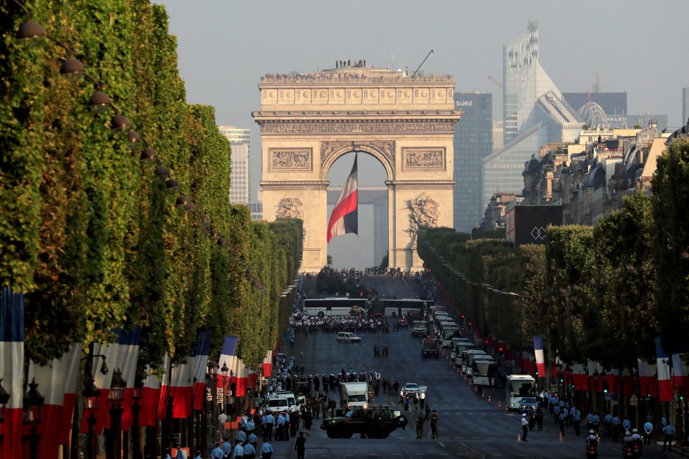 Tradiční vojenská přehlídka se uskutečnila na Champs, Elysees v Paříži. Účastnil se jí také prezident Emmanuel Macron.