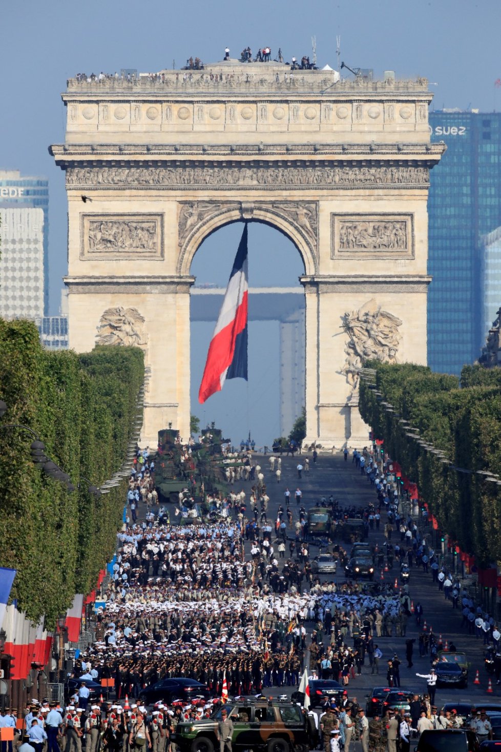 Vojáci se řadí na Champs, Elysees v Paříži před velkou přehlídkou.
