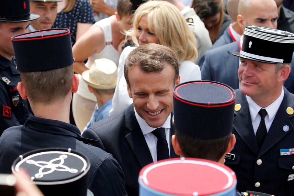 V neděli ve Francii probíhá přehlídka ke svátku dobytí Bastily. Prezidenta Macrona několik desítek lidí vypískalo, na akci se také předvedl „létající muž“.