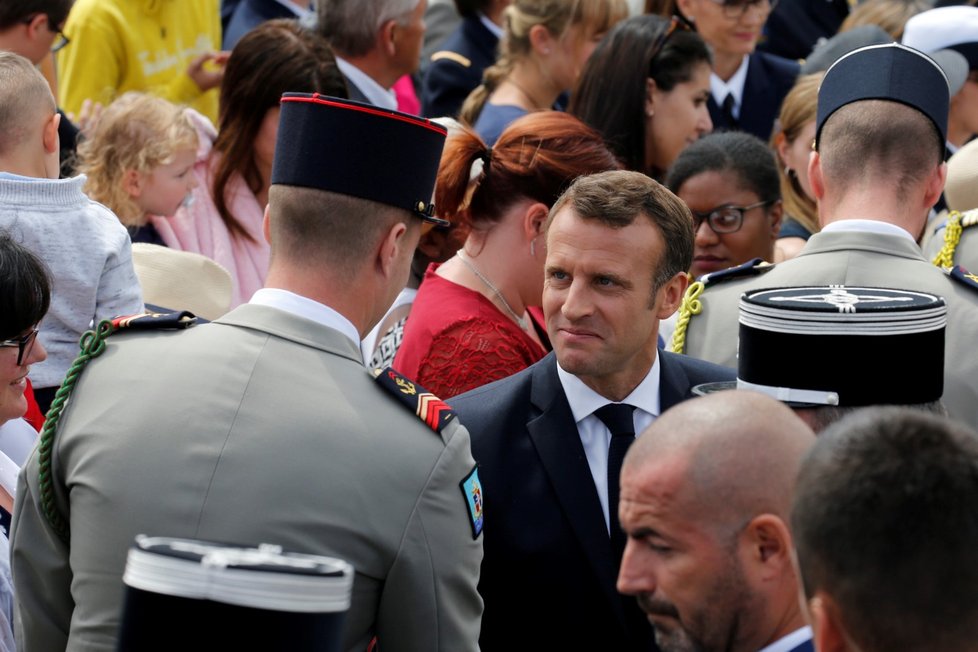 V neděli ve Francii probíhá přehlídka ke svátku dobytí Bastily. Prezidenta Macrona několik desítek lidí vypískalo, na akci se také předvedl „létající muž“.