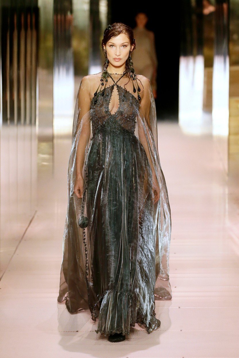 Bella Hadid na přehlídce Fendi Haute Couture Spring Summer 2021