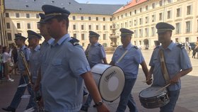 Vojenská přehlídka na Pražském hradě sklidila úspěch.
