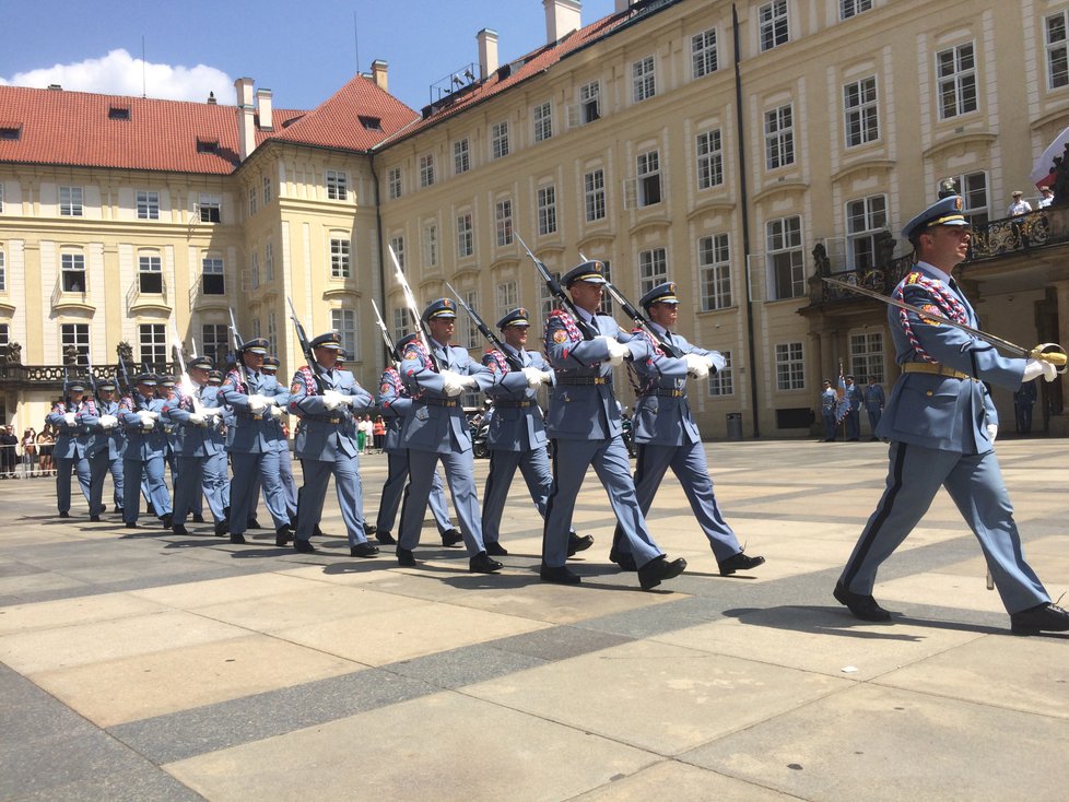 26. června 2019: Svůj um, talent a secvičenost předvedly jednotky Hradní stráže při příležitosti Dne ozbrojených sil. 26. června 2019: Svůj um, talent a secvičenost předvedly jednotky Hradní stráže při příležitosti Dne ozbrojených sil.