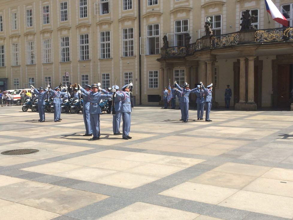 K poslechu a při provedení jednotlivých kousků v rámci secvičené choreografie hrála hudba Hradní stráže a Policie České republiky.