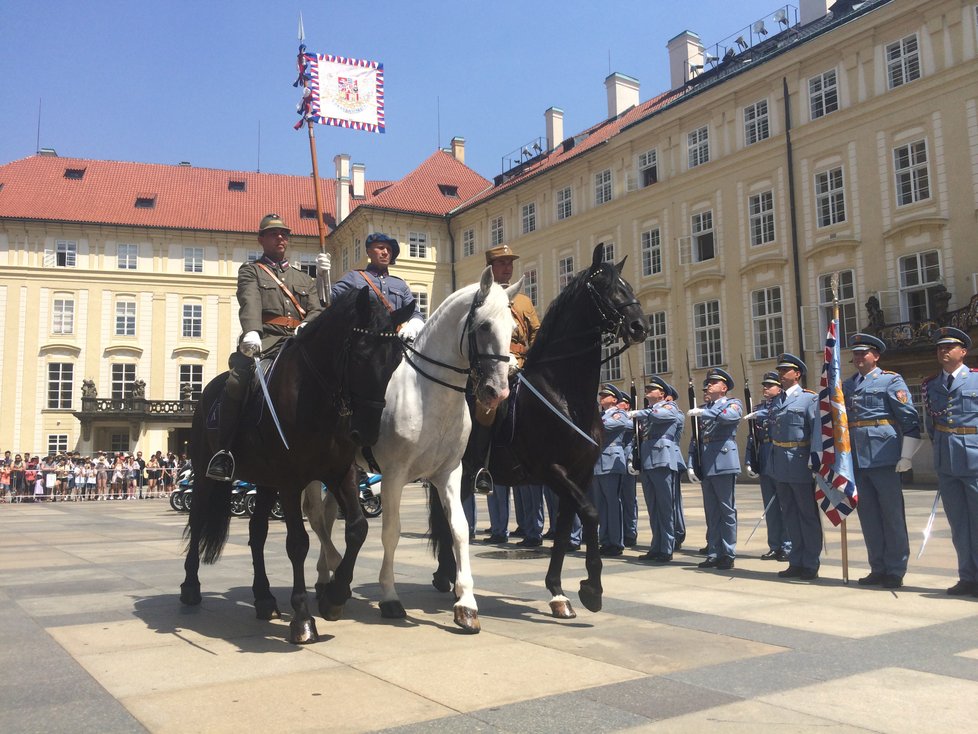 Nakonec se před obecenstvem předvedla historická standarta prezidenta ČR, které na nádvoří Pražského hradu přivezli koně z Národního hřebčína v Kladrubech nad Labem.