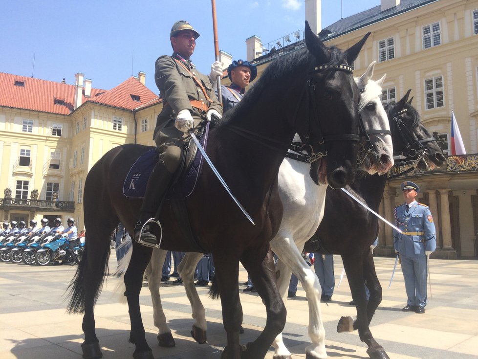 Nakonec se před obecenstvem předvedla historická standarta prezidenta ČR, které na nádvoří Pražského hradu přivezli koně z Národního hřebčína v Kladrubech nad Labem.