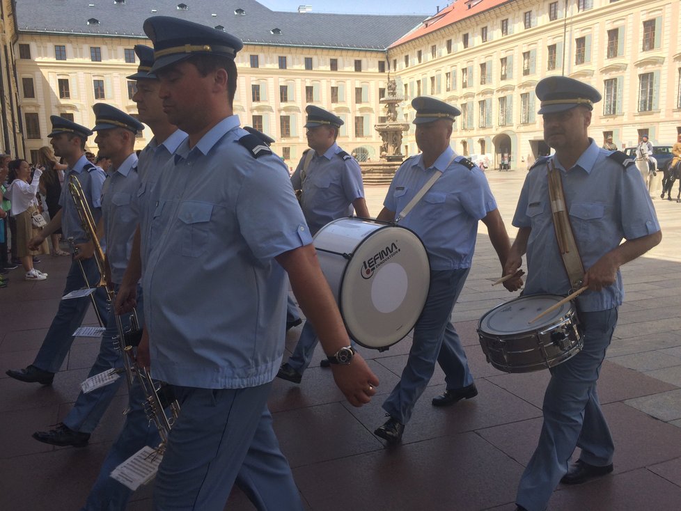 Vojenská přehlídka na Pražském hradě sklidila úspěch.