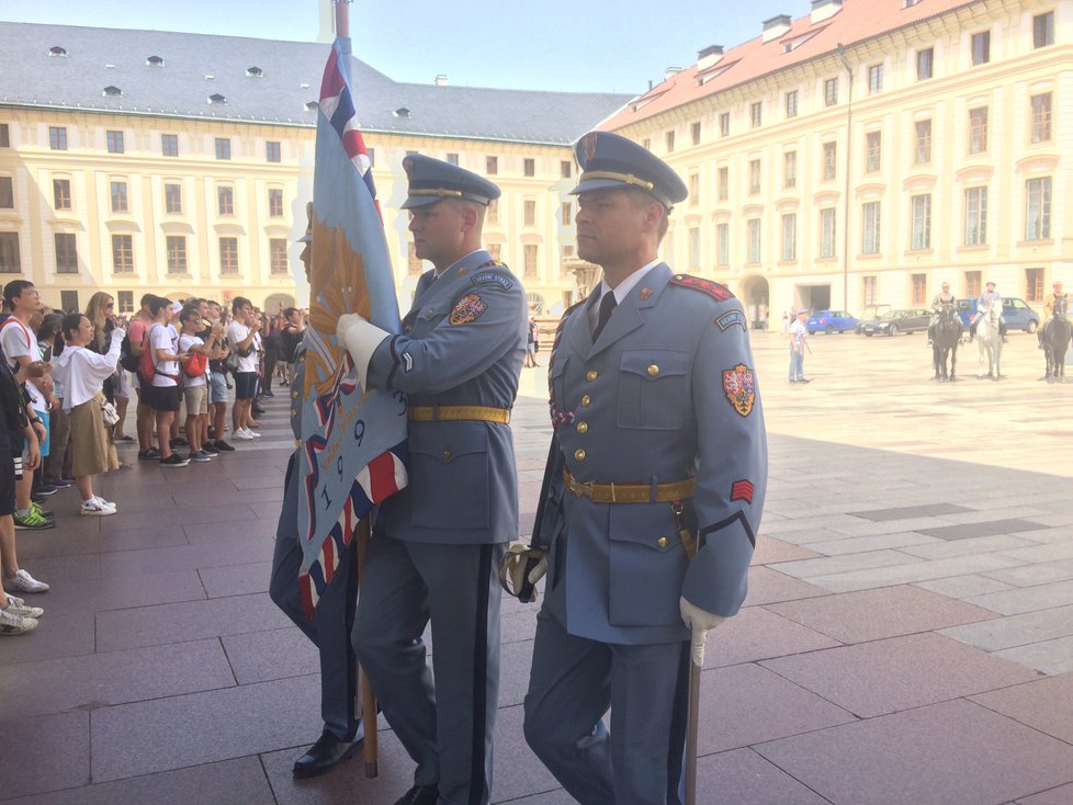 Vojenská přehlídka na Pražském hradě sklidila úspěch.