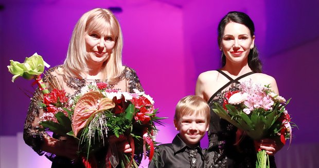 Módní návrhářka Marie Zelená s vnukem Tomášem a dcerou Martinou Hrnčířovou.
