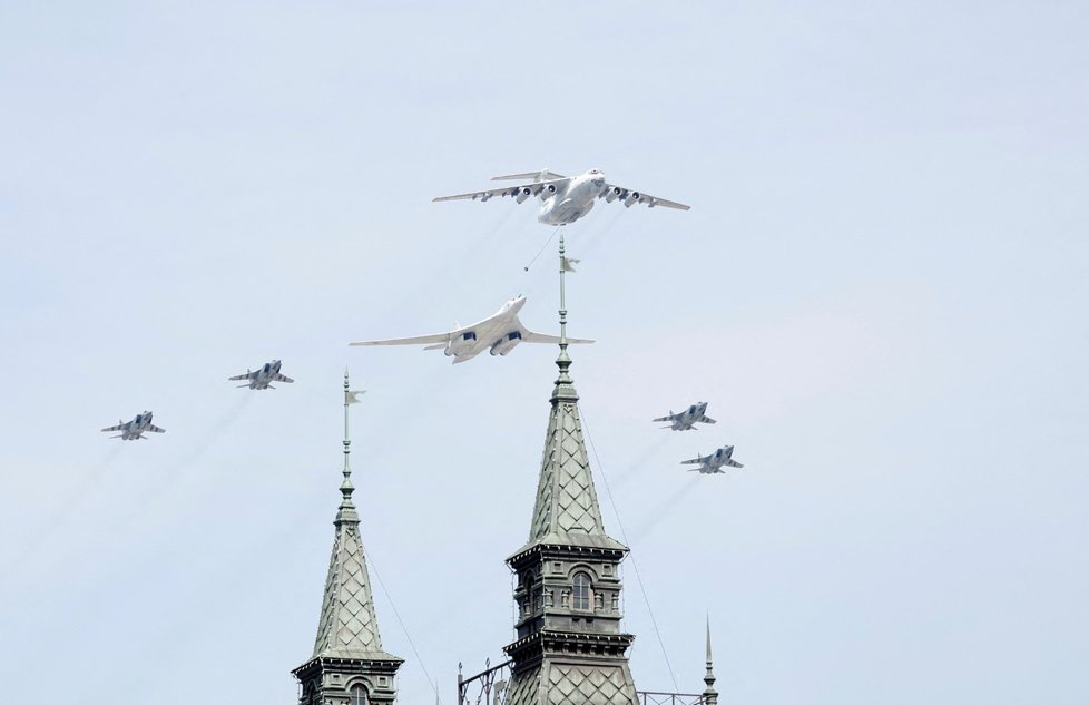 Tankovací Il-78, nadzvukový bombardér Tu-160 a stíhačiky MiG-31