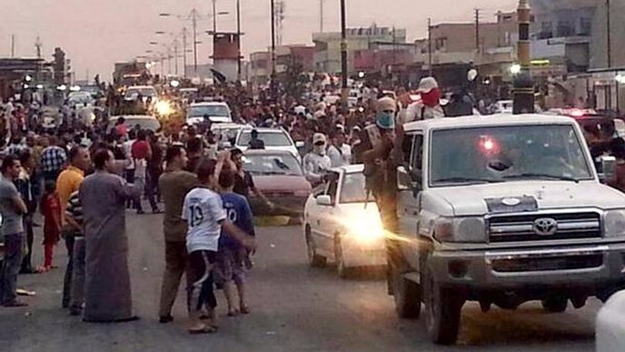 Přehlídka povstalců po dobytí města Mosul (11. června 2014)