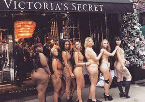 Ženy s oblými tvary se svlékly a protestovaly před prodejnou Victoria&#39;s Secret.