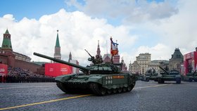 Ruská armáda předvedla několik tanků.
