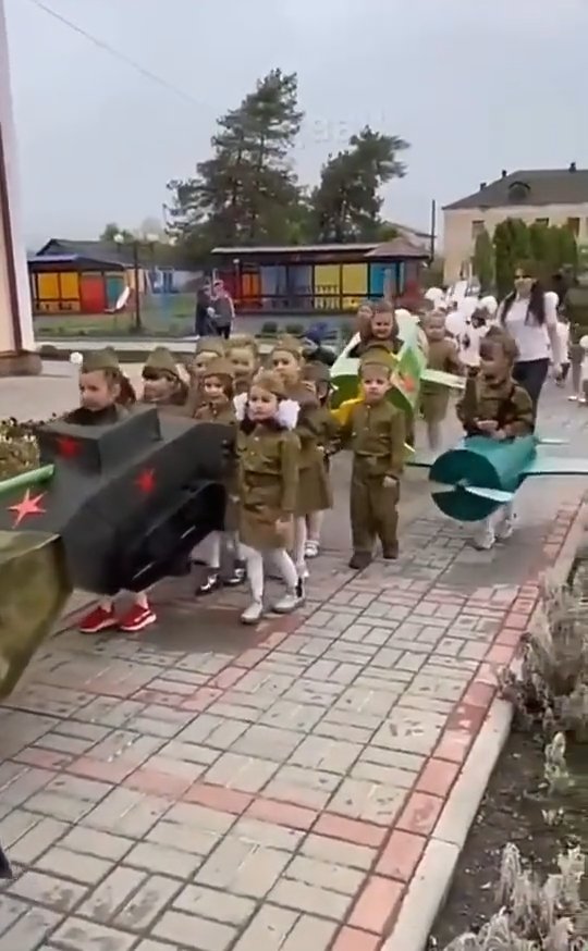Vojenská přehlídka v ruské školce. Děti na sobě měly makety obrněných vozidlech s písmenem &#34;Z&#34; a rudou sovětskou hvězdou.