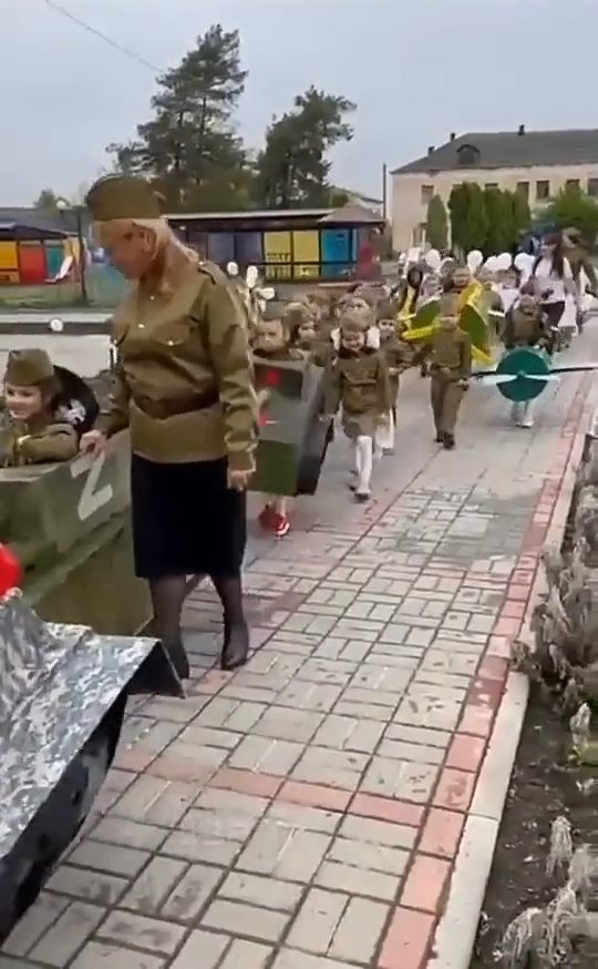 Vojenská přehlídka v ruské školce. Děti na sobě měly makety obrněných vozidlech s písmenem &#34;Z&#34; a rudou sovětskou hvězdou.