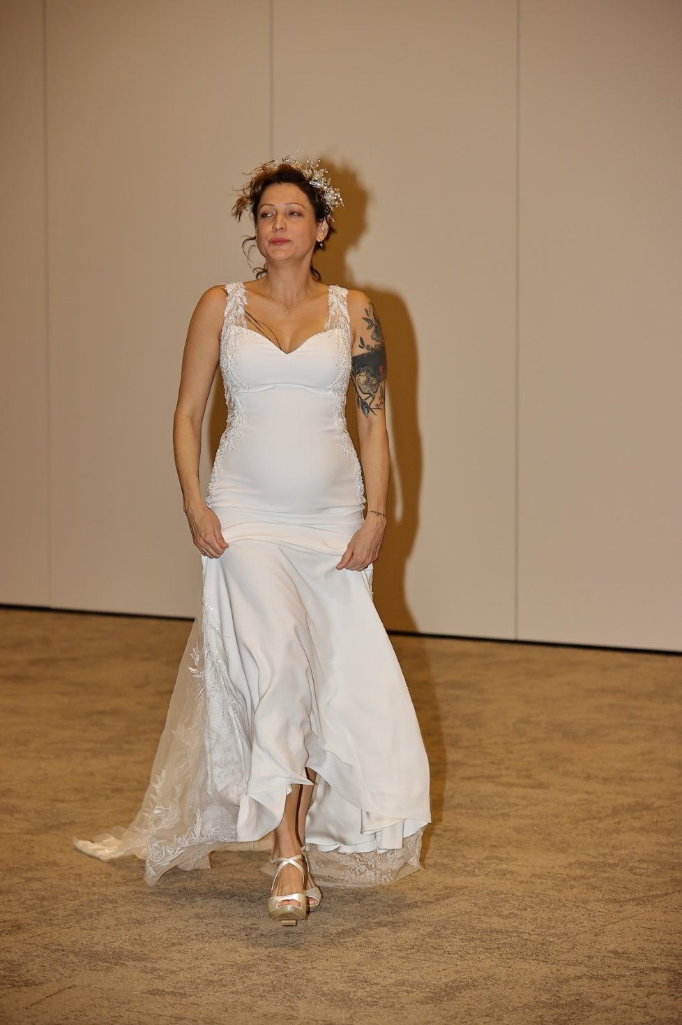 Těhotná komička a zpěvačka Adéla Elbel ve svatebních šatech
