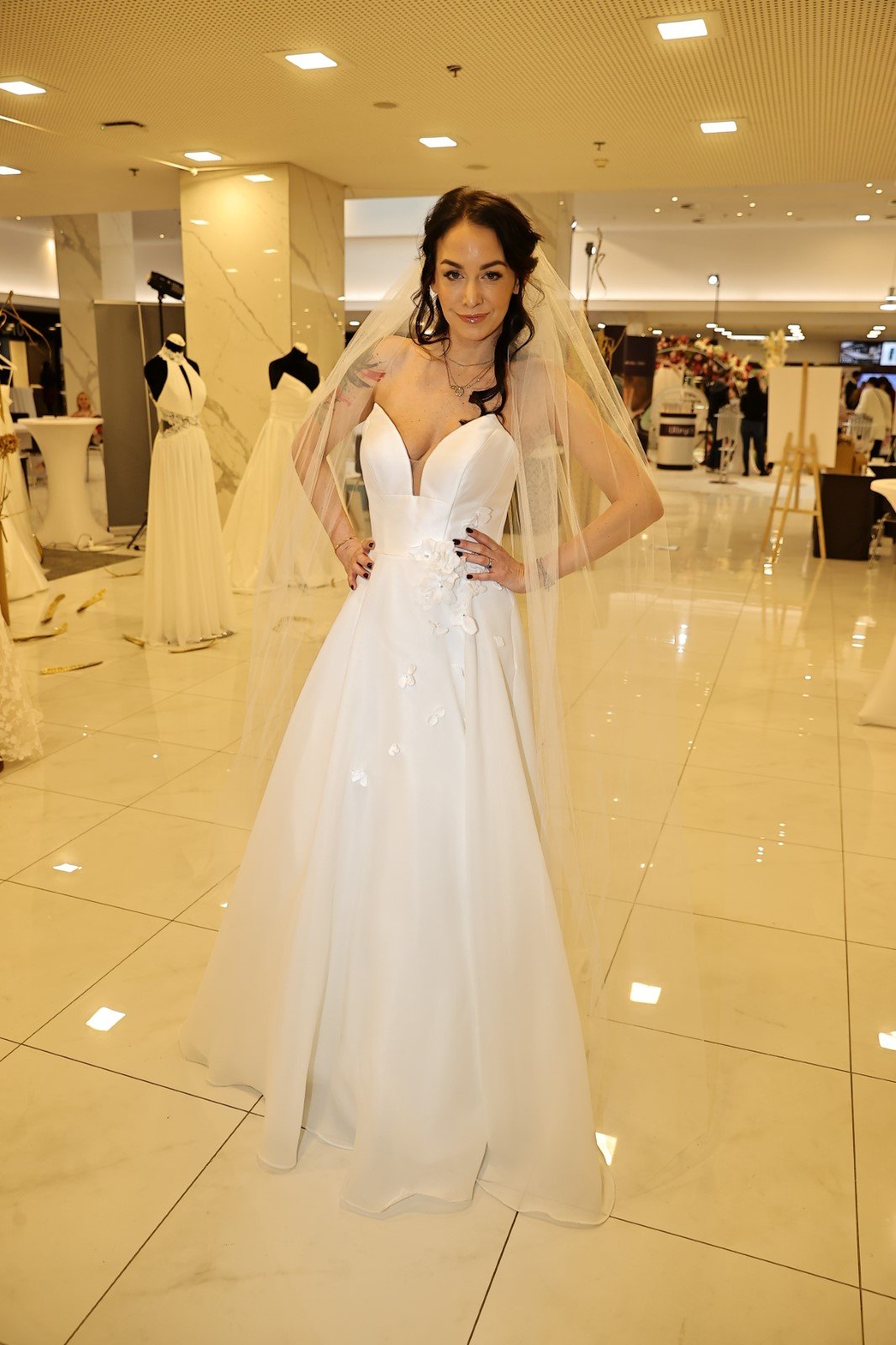 Agáta Hanychová jako modelka ve svatebním.