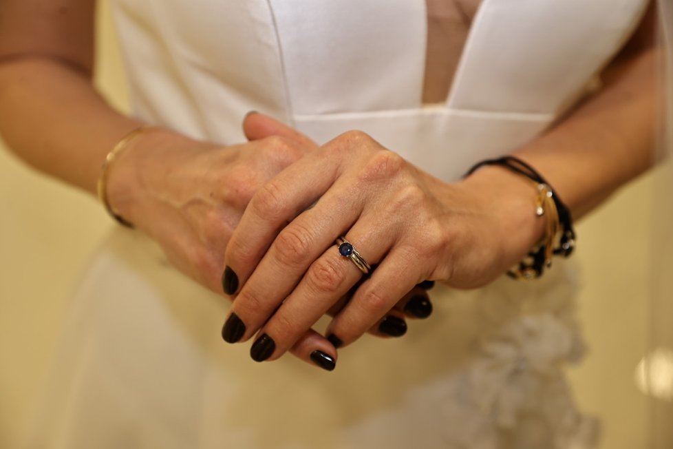 Agáta Hanychová se pochlubila snubním i zásnubním prstenem.