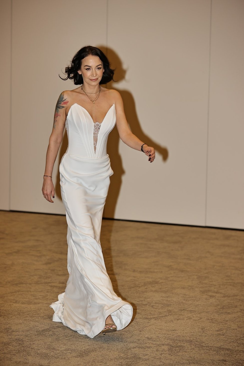 Agáta Hanychová jako modelka ve svatebních šatech.