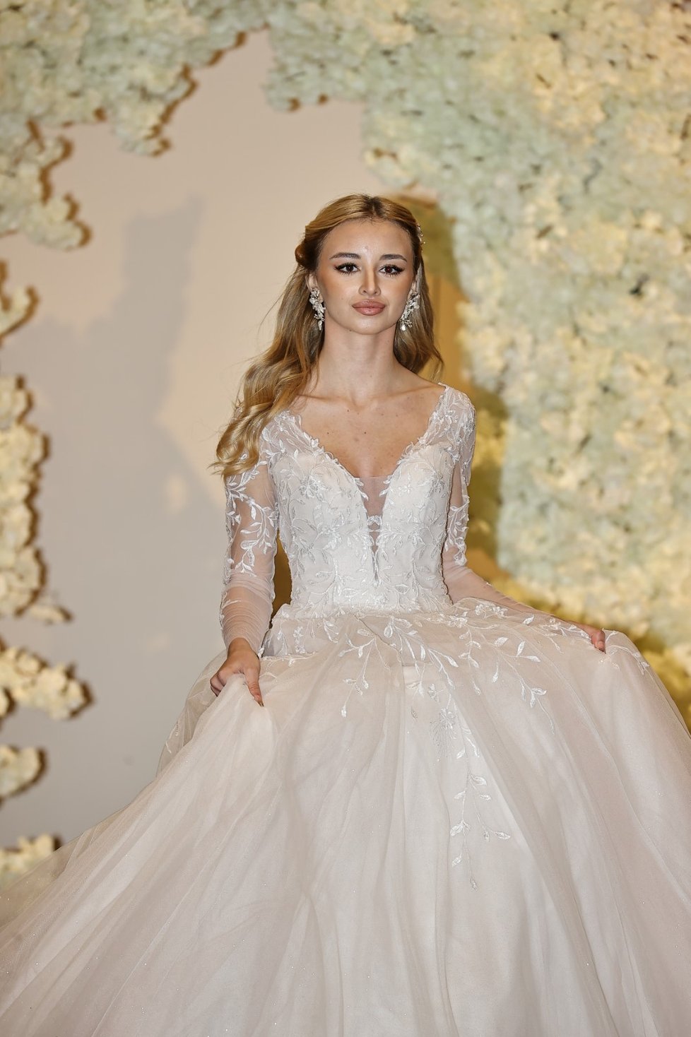 Kordula Stropnická jako modelka ve svatebních šatech