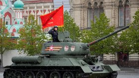 Opulentní vojenská přehlídka v Moskvě! Putin opět ukázal střely, stíhačky a jediný tank