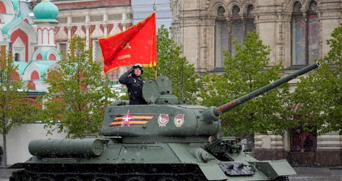 Opulentní vojenská přehlídka v Moskvě! Putin opět ukázal střely, stíhačky a jediný tank