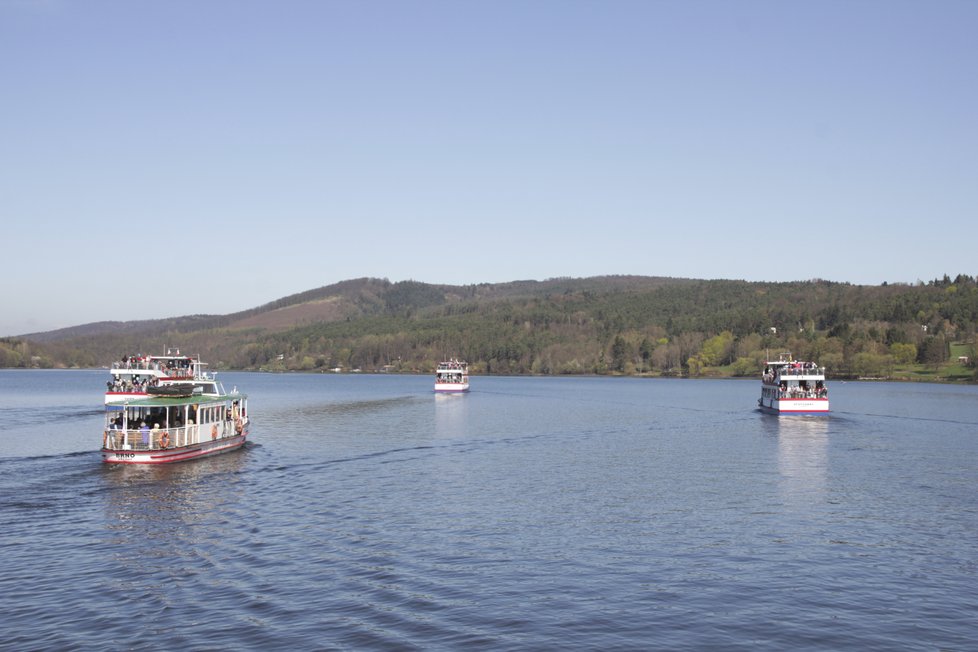 Šest elektřinou poháněných lodí dopravního podniku se vrátilo na hladinu Brněnské přehrady.