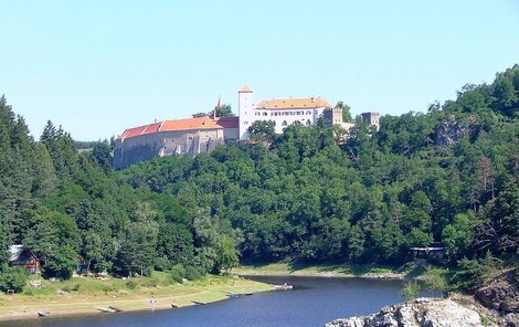 Nad přehradou se tyčí hrad Bítov.