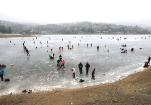 Brněnští strážníci vstup na ledovou plochu Brněnské přehrady bruslařům o víkendu nedoporučují