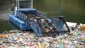 Přehrada Ružín, která se nachází v Košicích, je opět znečištěná komunálním odpadem. Velkou část odpadu tvoří plastové lahve, různé obaly, ale i chladničky. V tomto týdnu sbírají pracovníci technických služeb odpad pomocí unikátního stroje s umělou inteligencí.
