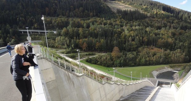 Vodohospodáři testovali na přehradě Šance ve Starých Hamrech bezpečnostní přeliv, zda by odolal případným povodním.