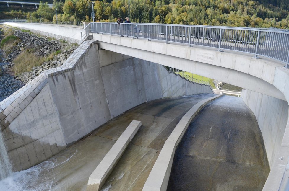 Vodohospodáři testovali na přehradě Šance ve Starých Hamrech bezpečnostní přeliv, zda by odolal případným povodním.