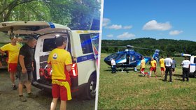 U Slapské přehrady se převrátil bagr: Řidič utrpěl otevřenou zlomeninu, letěl pro něj vrtulník