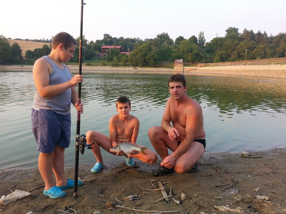 Rodina Pavla Lysáka si užívala rybaření, ale ze situace byla znepokojena.