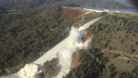 V Kalifornii hrozí protržení nejvyšší přehrady v USA.