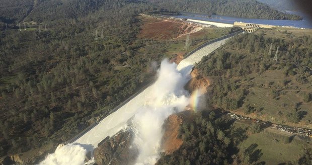 V Kalifornii hrozí protržení nejvyšší přehrady: Evakuace až 188 tisíc lidí