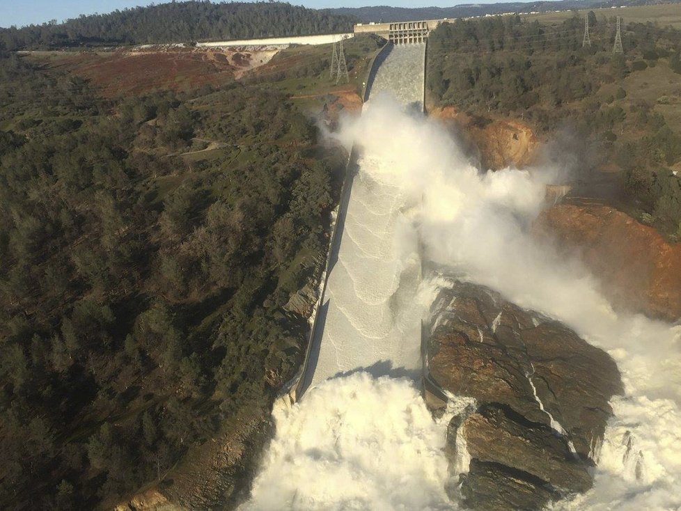 V Kalifornii hrozí protržení nejvyšší přehrady v USA.