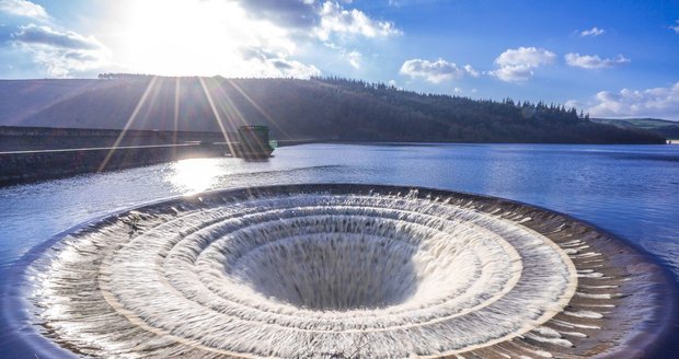 Odtok v přehradě Ladybower