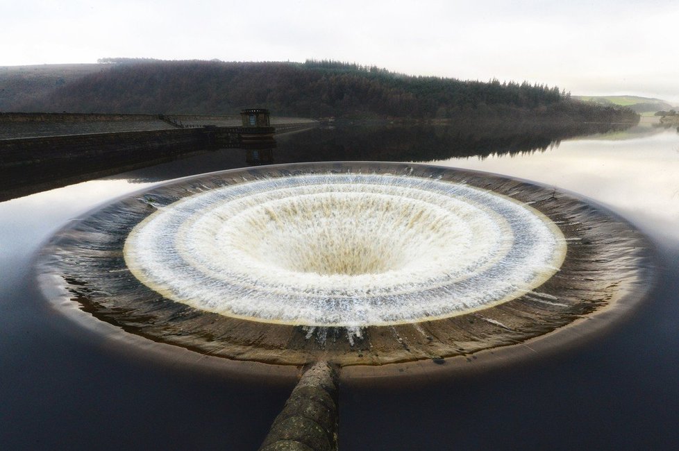 Odtok v přehradě Ladybower