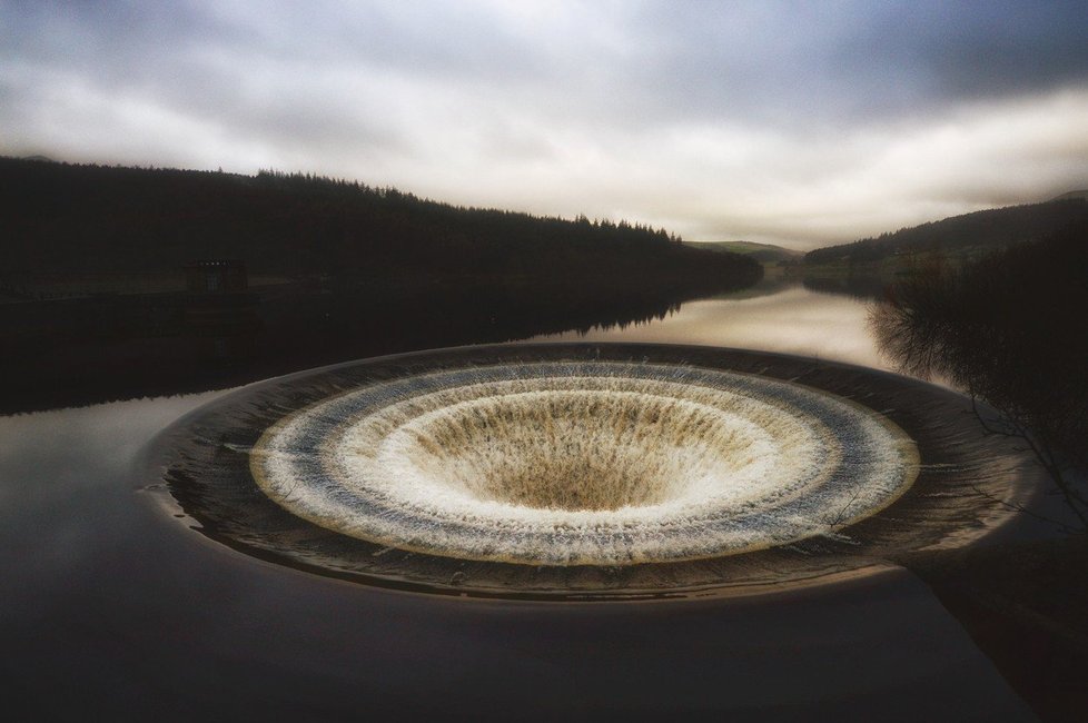 Odtok v přehradě Ladybower