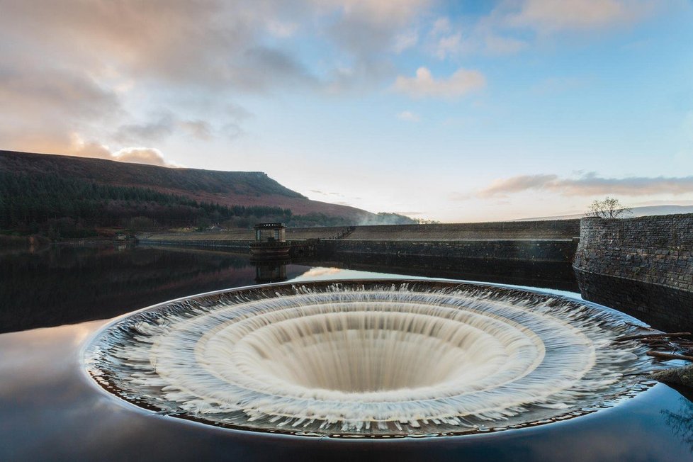 Odtok v přehradě Ladybower