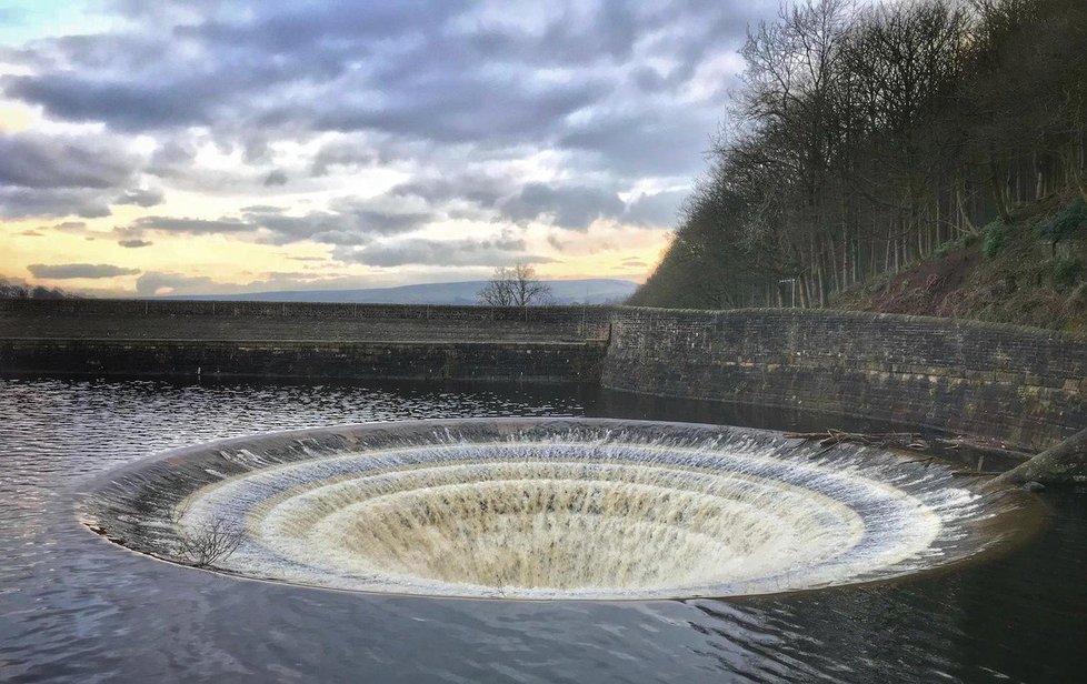 Odtok v přehradě Ladybower