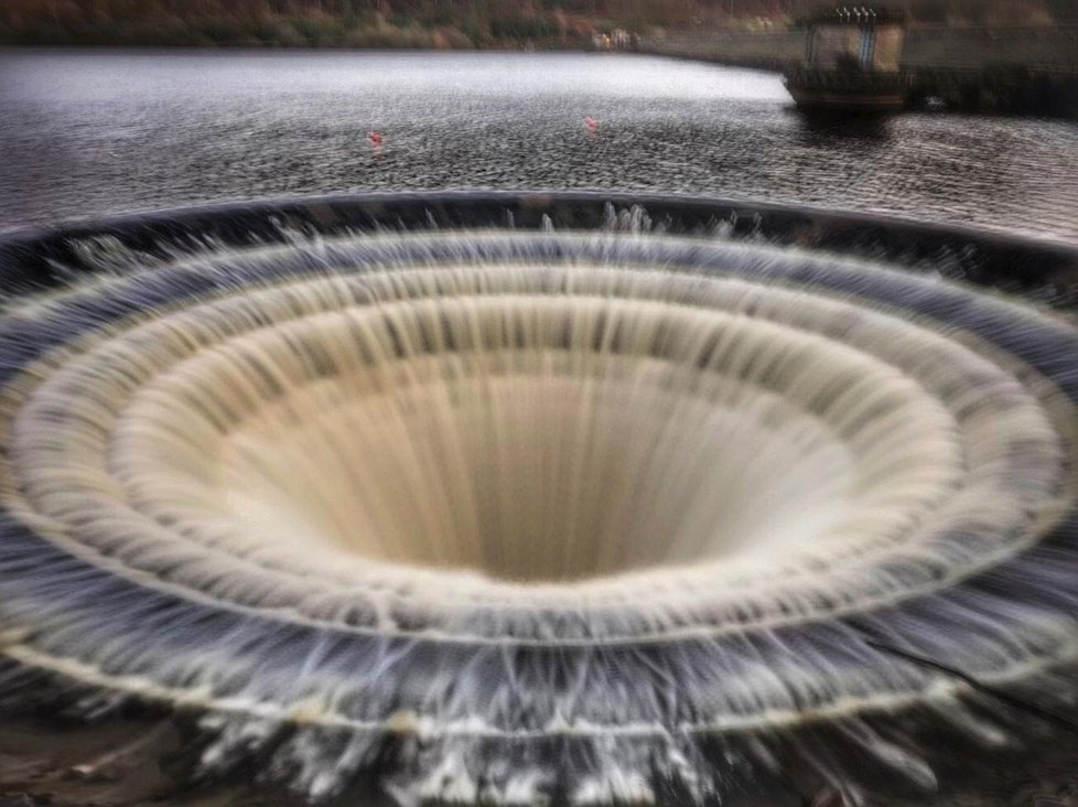 Odtok v přehradě Ladybower